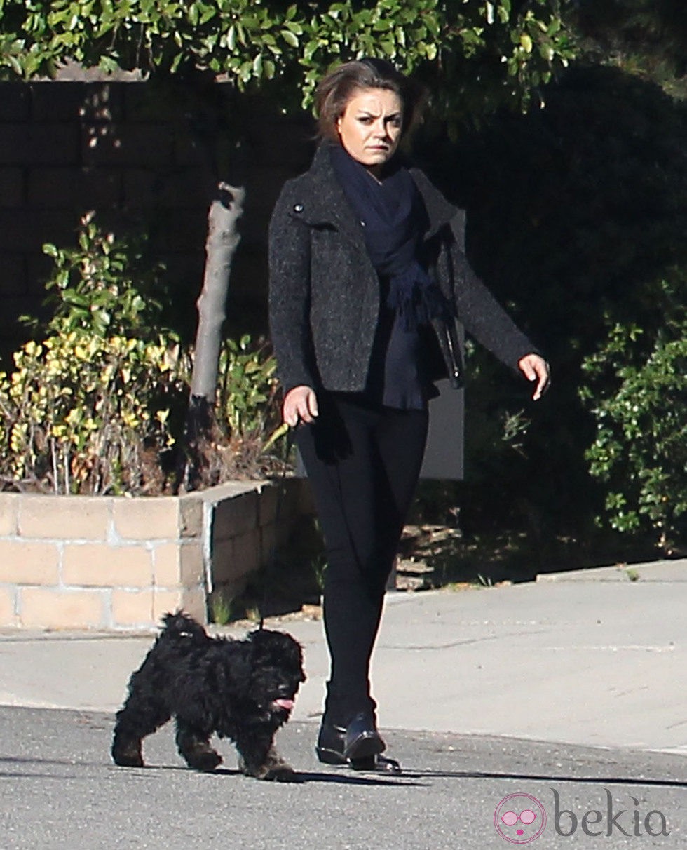 Mila Kunis paseando a su perro tras los Globos de Oro 2014