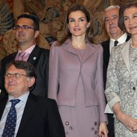 La Princesa Letizia y la Reina Sofía en la entrega de las condecoraciones de la Orden Civil de la Solidaridad Social