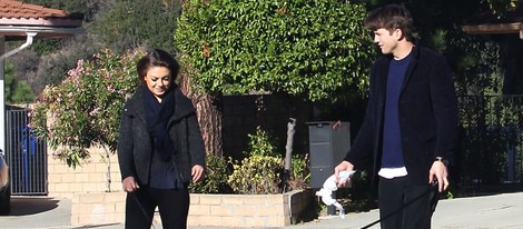 Ashton Kutcher y Mila Kunis paseando a sus perros por Los Angeles