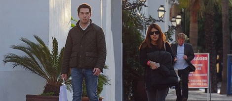 Alberto Isla y Chabelita Pantoja paseando por las calles de Marbella