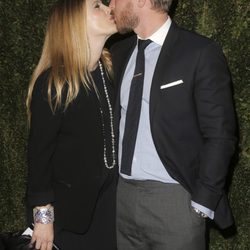 Drew Barrymore besando a Will Kopelman en la presentación de 'Find it in Everything'