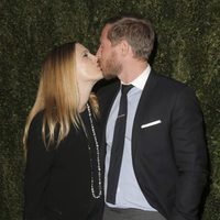 Drew Barrymore besando a Will Kopelman en la presentación de 'Find it in Everything'