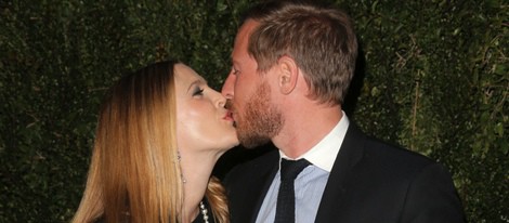 Drew Barrymore besando a Will Kopelman en la presentación de 'Find it in Everything'