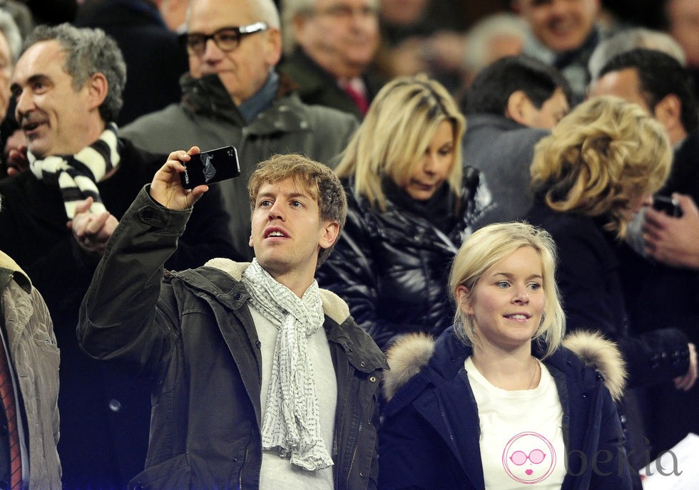 Sebastian Vettel y Hanna Prater en un partido de fútbol en Barcelona