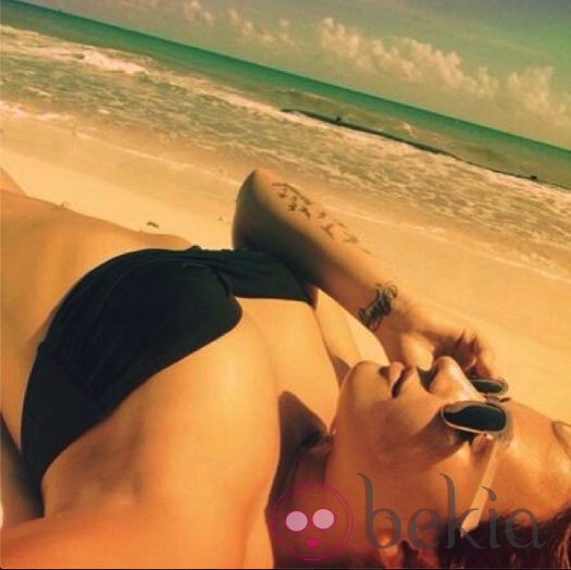 Demi Lovato se relaja en una playa tropical 