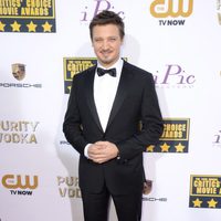 Jeremy Renner en la alfombra roja de los Critics' Choice Movie Awards 2014