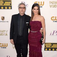 Alfonso Cuarón y Sandra Bullock en la alfombra roja de los Critics' Choice Movie Awards 2014