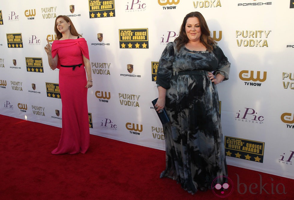 Amy Adams y Melissa McCarthy en la alfombra roja de los Critics' Choice Movie Awards 2014