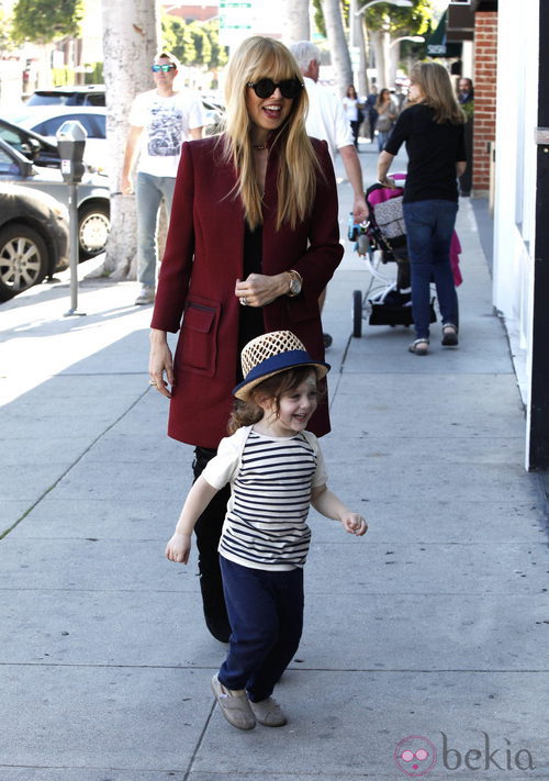 Rachel Zoe pasea junto a su hijo Skyler 