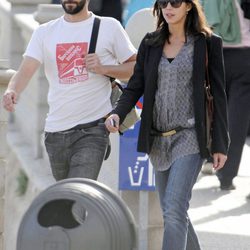 Eduardo Noriega y Trinidad Oteros paseando por Sitges