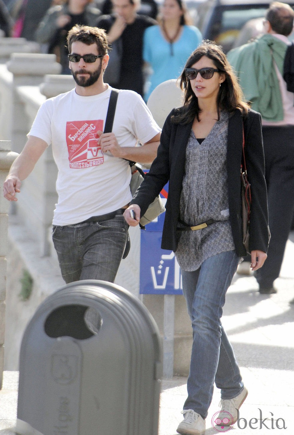 Eduardo Noriega y Trinidad Oteros paseando por Sitges