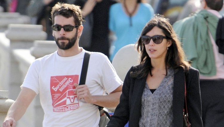 Eduardo Noriega y Trinidad Oteros paseando por Sitges