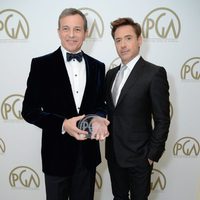 Bob Iger y Robert Downey Jr. en la gala de entrega de los Producers Guild Awards 2014.