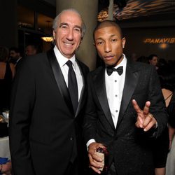 Gary Barber y Pharrell Williams en la gala de entrega de los Producers Guild Awards 2014