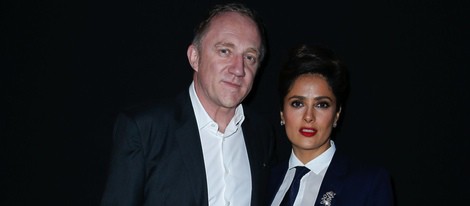 Salma Hayek y Francois-Henri Pinault en el desfile de Saint Laurent de la Semana de la Moda Masculina de París 2014