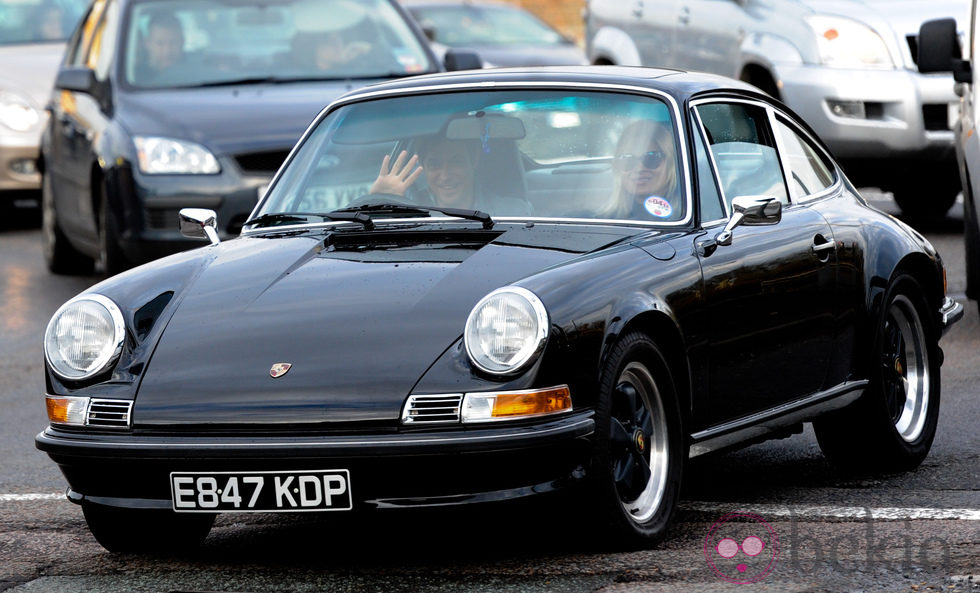 Kate Moss disfruta de un paseo en su nuevo Porsche 911