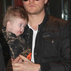 Michael Bublé con su hijo Noah por las calles de Ámsterdam