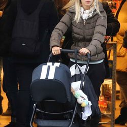 Luisana Lopilato con su hijo Noah por las calles de Ámsterdam