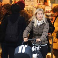 Luisana Lopilato con su hijo Noah por las calles de Ámsterdam