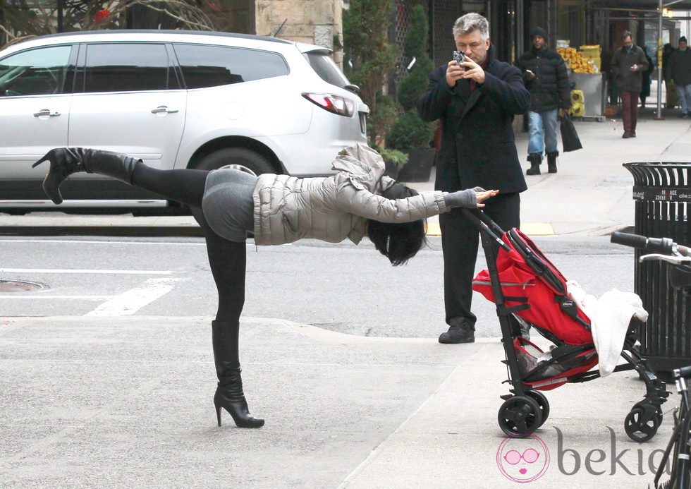 Alec Baldwin fotografía a Hilaria Thomas mientras practica yoga