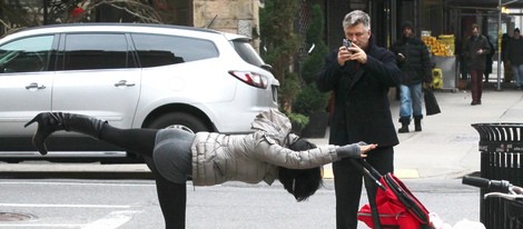 Alec Baldwin fotografía a Hilaria Thomas mientras practica yoga