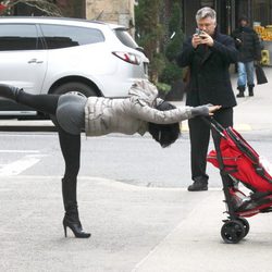 Alec Baldwin fotografía a Hilaria Thomas mientras practica yoga