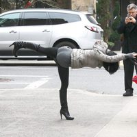 Alec Baldwin fotografía a Hilaria Thomas mientras practica yoga