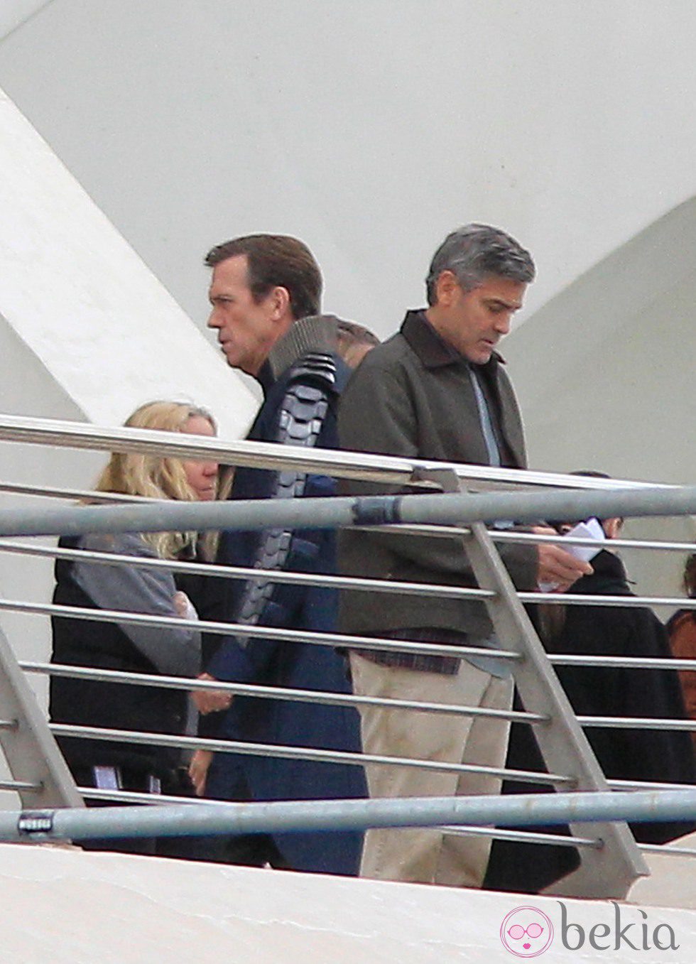 Hugh Laurie y George Clooney en el set de rodaje de 'Tomorrowland' en la Ciudad de las Artes y las Ciencias de Valencia