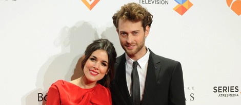 Adriana Ugarte y Peter Vives en el estreno del último capítulo de 'El tiempo entre costuras'