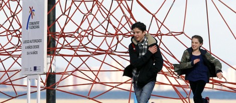 Jóvenes actores de 'Tomorrowland' jugando en la playa de Valencia