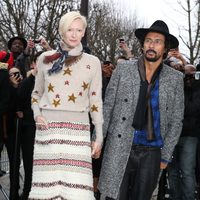 Tilda Swinton y Haider Ackermann en el desfile de Alta Costura de Chanel primavera/verano 2014 de París