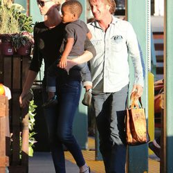 Sean Penn y Charlize Theron con su hijo Jackson en brazos haciendo la compra