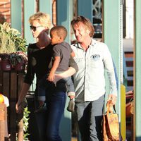 Sean Penn y Charlize Theron con su hijo Jackson en brazos haciendo la compra