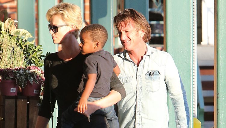 Sean Penn y Charlize Theron con su hijo Jackson en brazos haciendo la compra