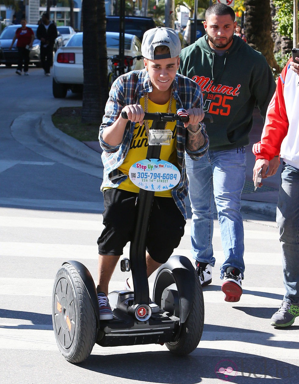 Justin Bieber en monopatín eléctrico por Miami