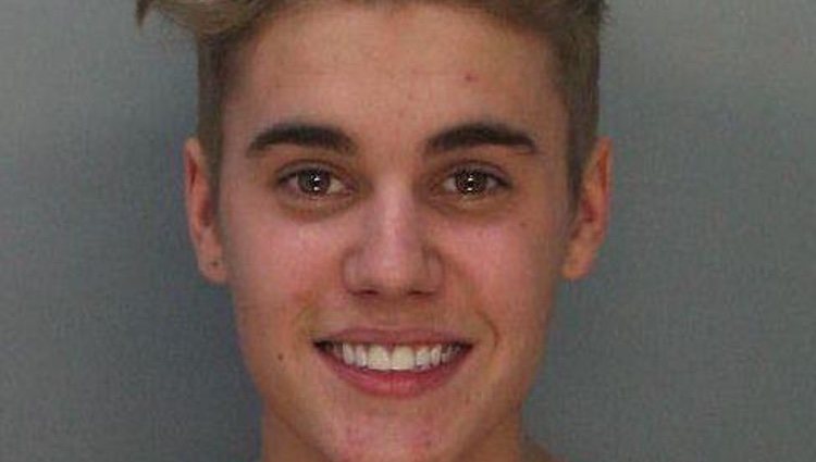 Ficha policial de Justin Bieber tomada por la policía de Miami