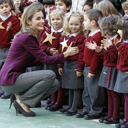 La Princesa Letizia, atenta y cariñosa con los niños en Almería