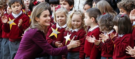 La Princesa Letizia, atenta y cariñosa con los niños en Almería