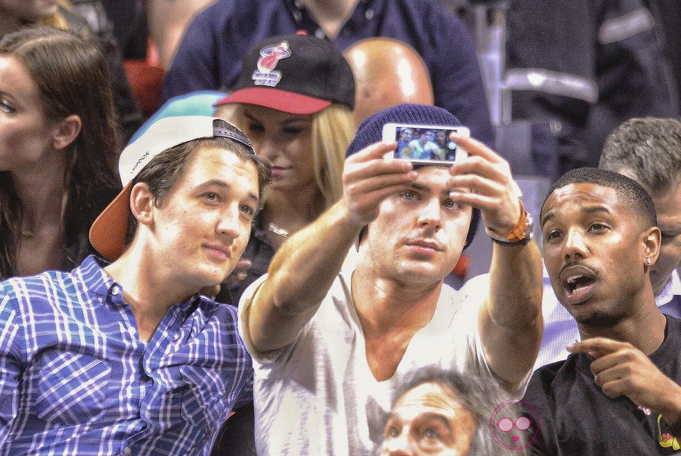 Zac Efron se hace una selfie con Miles Teller y Michael B. Jordan