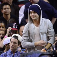 Zac Efron en un partido de baloncesto en Miami