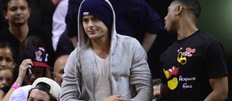 Zac Efron en un partido de baloncesto en Miami