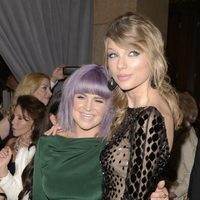 Kelly Osbourne y Taylor Swift en la fiesta Pre-Grammy 2014 de Clive Davis