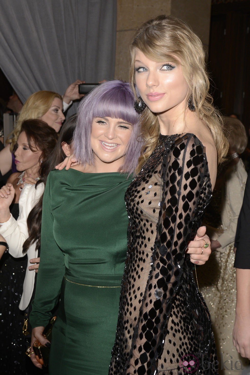 Kelly Osbourne y Taylor Swift en la fiesta Pre-Grammy 2014 de Clive Davis