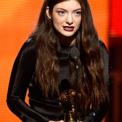 Lorde con su premio en los Grammy 2014