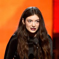 Lorde con su premio en los Grammy 2014