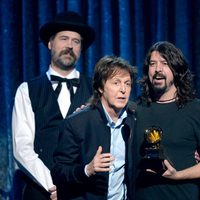 Krist Novoselic, Paul McCartney, Dave Grohl y Pat Smear con su premio en los Gramm 2014