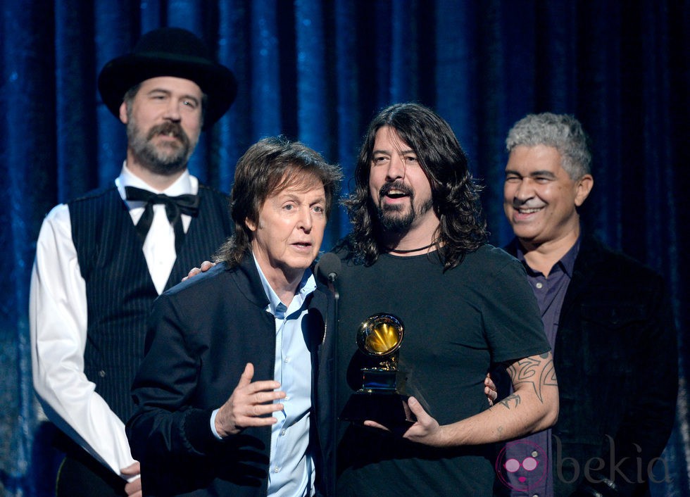 Krist Novoselic, Paul McCartney, Dave Grohl y Pat Smear con su premio en los Gramm 2014