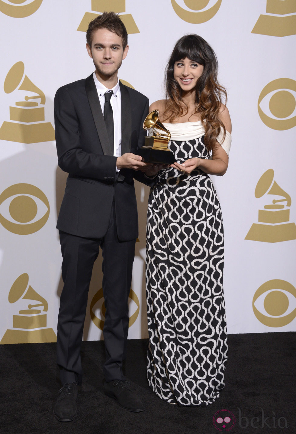 Zedd y Foxes con su premio en los Grammy 2014