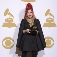 Cyndi Lauper con su premio en los Grammy 2014