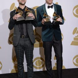 Ryan Lewis y Macklemore con su premio en los Grammy 2014